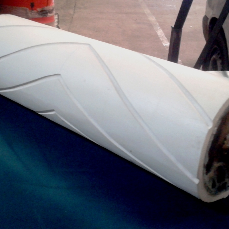 Crea puntos de apoyo para la correa transportadora, distribuyendo su peso de manera uniforme y ayudando a que se desplace con menos esfuerzo. Esto reduce la fricción entre la correa y las superficies de contacto, lo que mejora la eficiencia energética.