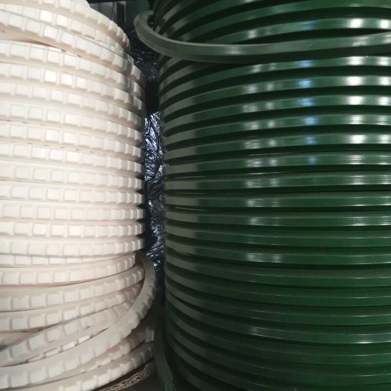 Los perfiles proporcionan estabilidad a la correa, ayudando a guiar y mantener la carga de manera ordenada a lo largo del transportador, evitando que el material se deslice fuera del área de trabajo.