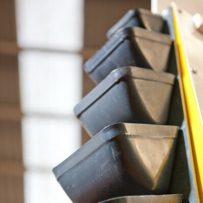 Mejor retención de carga: El diseño corrugado de la cinta aumenta la capacidad de retener el material, especialmente cuando se transportan productos a granel como grava, arena, o alimentos. Estas ondulaciones actúan como un "contenedor" que impide que el material se caiga o deslice.